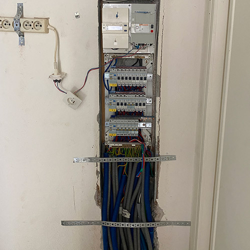 Tableau électrique rénové avec des branchements de qualité