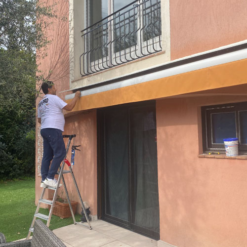 Pose d'un nouveau store banne chez un particulier